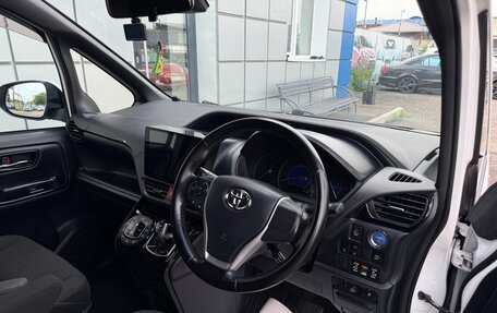 Toyota Voxy III, 2018 год, 1 927 000 рублей, 10 фотография