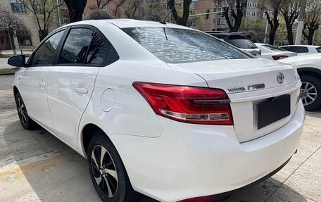 Toyota Yaris, 2022 год, 1 350 000 рублей, 3 фотография
