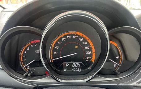 Toyota Yaris, 2022 год, 1 350 000 рублей, 2 фотография