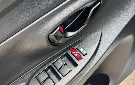 Toyota Yaris, 2022 год, 1 350 000 рублей, 15 фотография