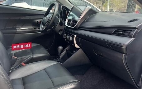 Toyota Yaris, 2022 год, 1 350 000 рублей, 8 фотография