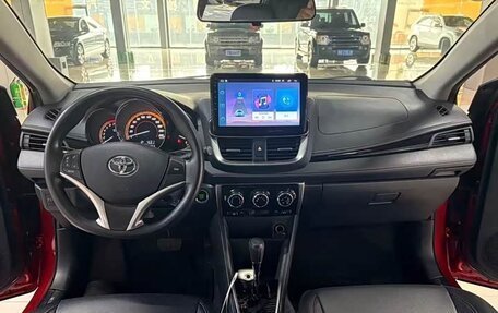 Toyota Yaris, 2022 год, 1 400 000 рублей, 2 фотография