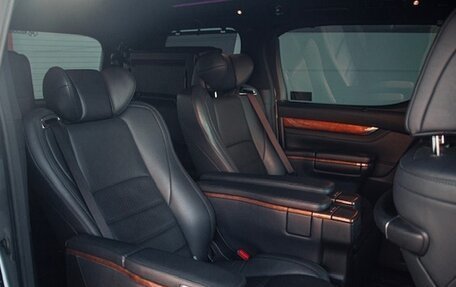 Toyota Alphard III, 2017 год, 3 990 000 рублей, 16 фотография
