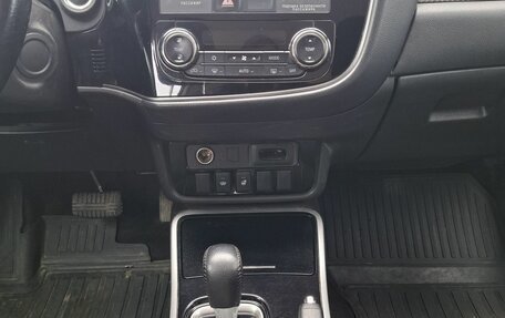 Mitsubishi Outlander III рестайлинг 3, 2018 год, 1 770 000 рублей, 11 фотография