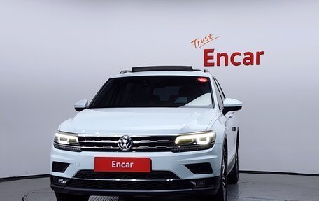 Volkswagen Tiguan II, 2020 год, 2 380 000 рублей, 2 фотография