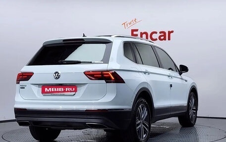 Volkswagen Tiguan II, 2020 год, 2 380 000 рублей, 3 фотография