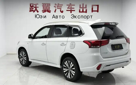 Mitsubishi Outlander III рестайлинг 3, 2022 год, 1 572 000 рублей, 4 фотография