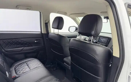 Mitsubishi Outlander III рестайлинг 3, 2022 год, 1 572 000 рублей, 10 фотография