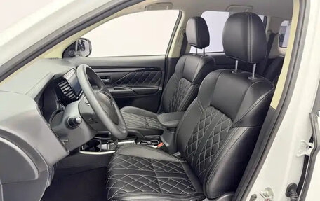 Mitsubishi Outlander III рестайлинг 3, 2022 год, 1 572 000 рублей, 7 фотография