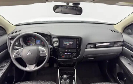 Mitsubishi Outlander III рестайлинг 3, 2022 год, 1 572 000 рублей, 12 фотография