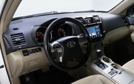 Toyota Highlander III, 2011 год, 2 299 000 рублей, 10 фотография