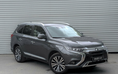 Mitsubishi Outlander III рестайлинг 3, 2019 год, 2 600 000 рублей, 3 фотография