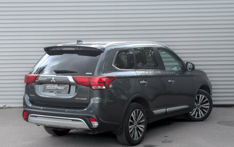 Mitsubishi Outlander III рестайлинг 3, 2019 год, 2 600 000 рублей, 5 фотография