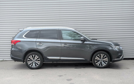 Mitsubishi Outlander III рестайлинг 3, 2019 год, 2 600 000 рублей, 4 фотография