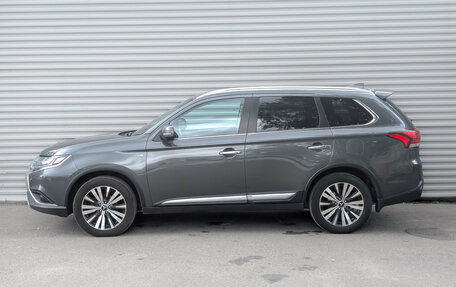 Mitsubishi Outlander III рестайлинг 3, 2019 год, 2 600 000 рублей, 8 фотография