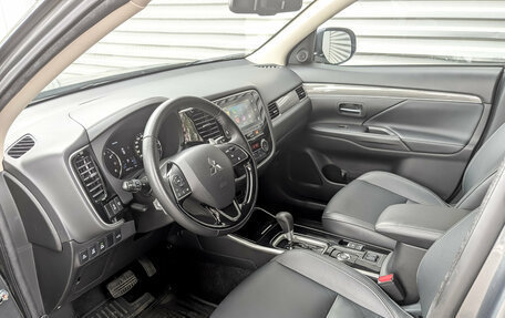Mitsubishi Outlander III рестайлинг 3, 2019 год, 2 600 000 рублей, 16 фотография