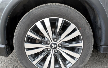Mitsubishi Outlander III рестайлинг 3, 2019 год, 2 600 000 рублей, 18 фотография