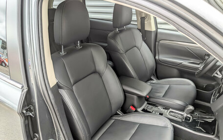 Mitsubishi Outlander III рестайлинг 3, 2019 год, 2 600 000 рублей, 24 фотография