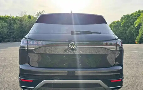 Volkswagen Touran III, 2023 год, 2 450 000 рублей, 4 фотография
