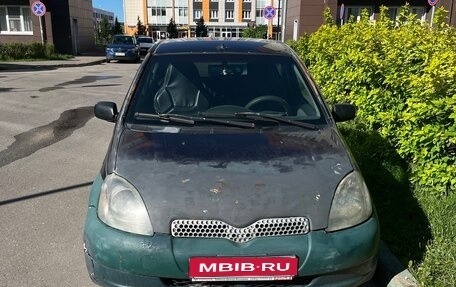 Toyota Yaris I рестайлинг, 2001 год, 130 000 рублей, 1 фотография