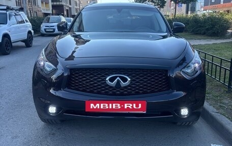 Infiniti QX70, 2015 год, 2 590 000 рублей, 14 фотография