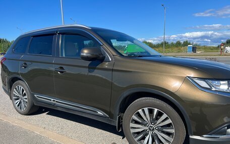 Mitsubishi Outlander III рестайлинг 3, 2019 год, 2 050 000 рублей, 2 фотография