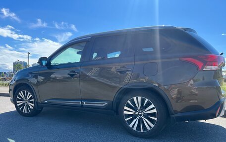 Mitsubishi Outlander III рестайлинг 3, 2019 год, 2 050 000 рублей, 6 фотография