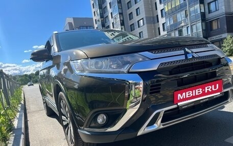 Mitsubishi Outlander III рестайлинг 3, 2019 год, 2 050 000 рублей, 10 фотография