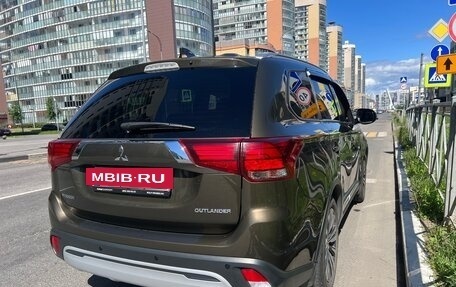 Mitsubishi Outlander III рестайлинг 3, 2019 год, 2 050 000 рублей, 12 фотография