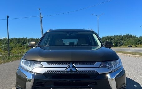 Mitsubishi Outlander III рестайлинг 3, 2019 год, 2 050 000 рублей, 9 фотография