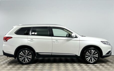 Mitsubishi Outlander III рестайлинг 3, 2021 год, 2 250 000 рублей, 5 фотография