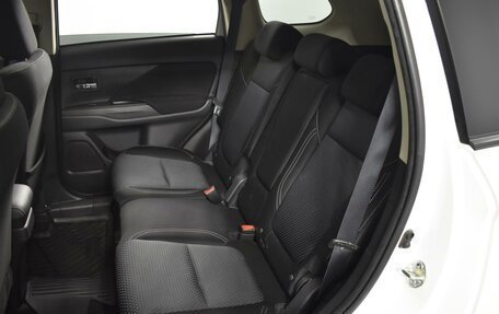 Mitsubishi Outlander III рестайлинг 3, 2021 год, 2 250 000 рублей, 9 фотография