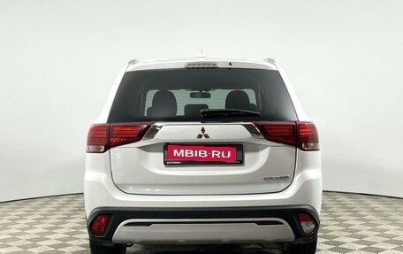 Mitsubishi Outlander III рестайлинг 3, 2021 год, 2 250 000 рублей, 4 фотография