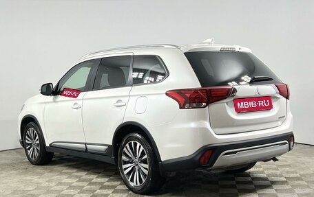 Mitsubishi Outlander III рестайлинг 3, 2021 год, 2 250 000 рублей, 2 фотография