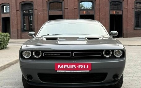 Dodge Challenger III рестайлинг 2, 2018 год, 3 200 000 рублей, 2 фотография