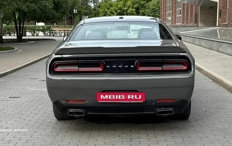 Dodge Challenger III рестайлинг 2, 2018 год, 3 200 000 рублей, 5 фотография