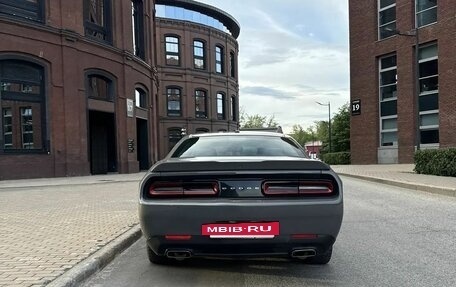 Dodge Challenger III рестайлинг 2, 2018 год, 3 200 000 рублей, 6 фотография