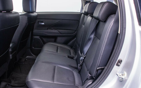 Mitsubishi Outlander III рестайлинг 3, 2017 год, 1 995 000 рублей, 12 фотография