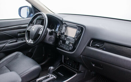 Mitsubishi Outlander III рестайлинг 3, 2017 год, 1 995 000 рублей, 11 фотография