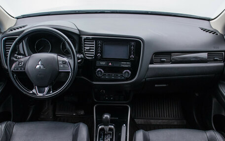 Mitsubishi Outlander III рестайлинг 3, 2017 год, 1 995 000 рублей, 14 фотография