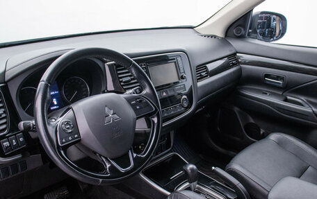 Mitsubishi Outlander III рестайлинг 3, 2017 год, 1 995 000 рублей, 10 фотография
