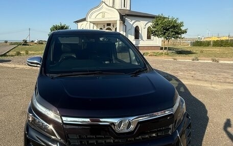 Toyota Voxy III, 2018 год, 2 250 000 рублей, 2 фотография