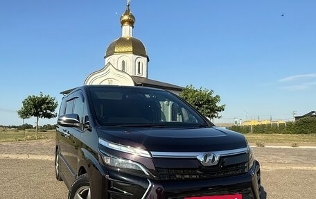 Toyota Voxy III, 2018 год, 2 250 000 рублей, 3 фотография