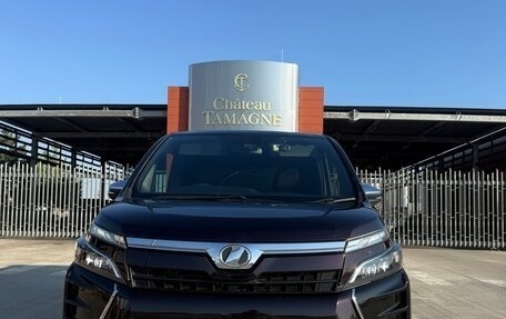 Toyota Voxy III, 2018 год, 2 250 000 рублей, 9 фотография