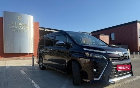 Toyota Voxy III, 2018 год, 2 250 000 рублей, 7 фотография