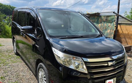 Toyota Noah III, 2017 год, 1 950 000 рублей, 3 фотография