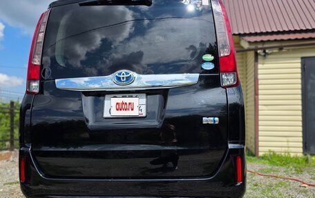 Toyota Noah III, 2017 год, 1 950 000 рублей, 8 фотография