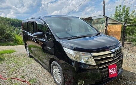 Toyota Noah III, 2017 год, 1 950 000 рублей, 4 фотография