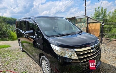 Toyota Noah III, 2017 год, 1 950 000 рублей, 5 фотография