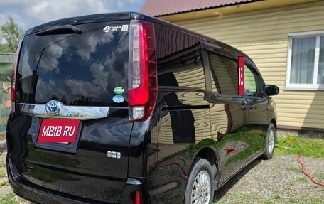 Toyota Noah III, 2017 год, 1 950 000 рублей, 7 фотография